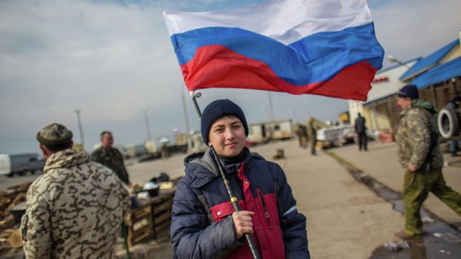 Мальчик с российским флагом на блокпосту на перешейке в районе Чонгара Мальчик с российским флагом на блокпосту на перешейке в районе Чонгара