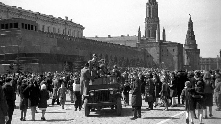 Приезд кинохроники на Красную площадь в День Победы, 9 мая 1945 года Приезд кинохроники на Красную площадь в День Победы, 9 мая 1945 года