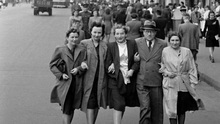 Москвичи на улице Горького (Тверская). 9 мая 1945 года Москвичи на улице Горького (Тверская). 9 мая 1945 года