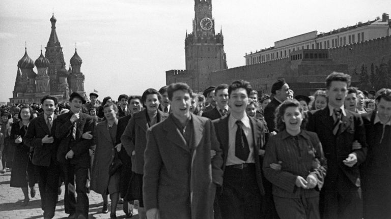 Народное гулянье на Красной площади в честь победы советского народа над фашистской Германией в Великой Отечественной войне 1941-1945 годов Народное гулянье на Красной площади в честь победы советского народа над фашистской Германией в Великой Отечественной войне 1941-1945 годов