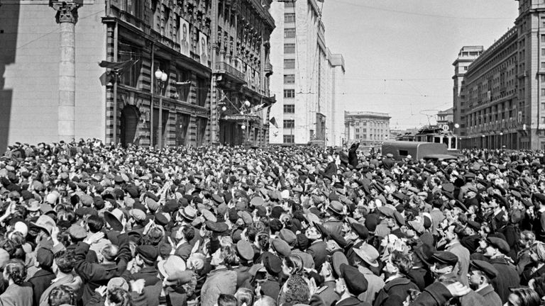 У здания американского посольства на Моховой в Москве У здания американского посольства на Моховой в Москве