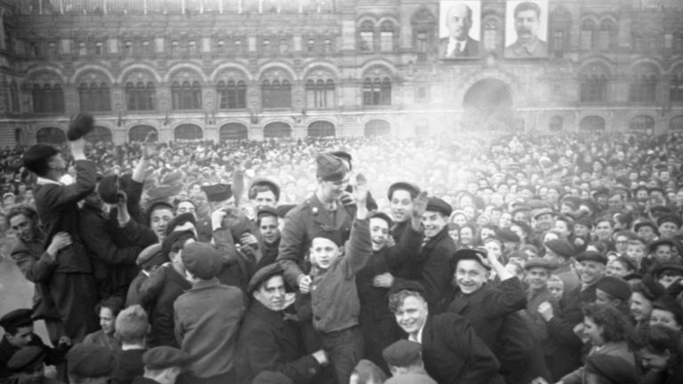 Окончание Великой Отечественной войны 1941 - 1945 гг. Москвичи на Красной площади в День Победы 9 мая 1945 года Окончание Великой Отечественной войны 1941 - 1945 гг. Москвичи на Красной площади в День Победы 9 мая 1945 года