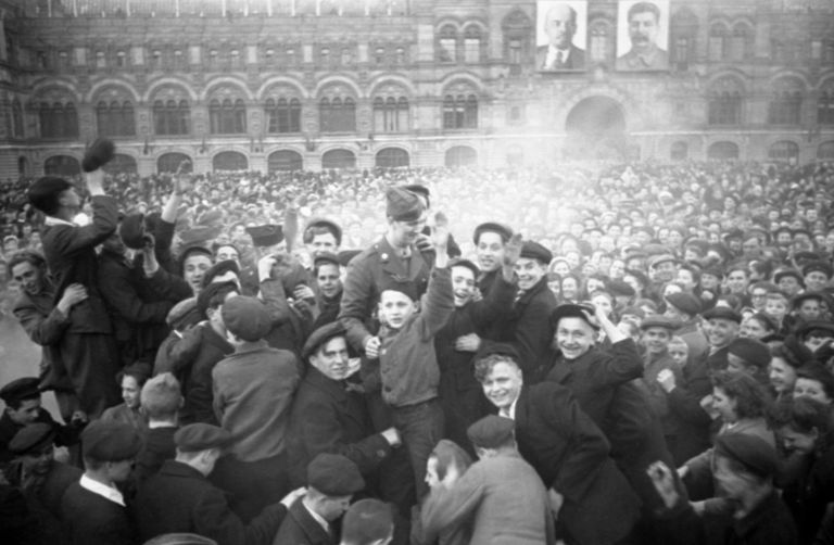 Окончание Великой Отечественной войны 1941 - 1945 гг. Москвичи на Красной площади в День Победы 9 мая 1945 года Окончание Великой Отечественной войны 1941 - 1945 гг. Москвичи на Красной площади в День Победы 9 мая 1945 года