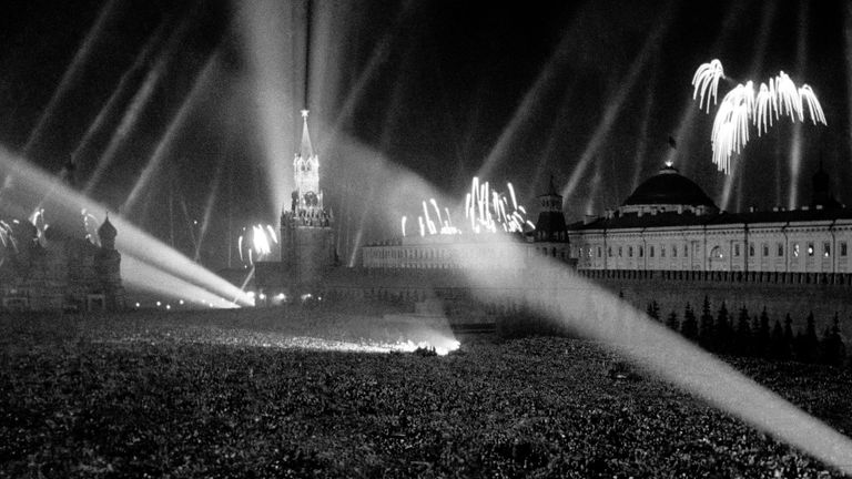 Салют Победы на Красной площади. 9 мая 1945 года Салют Победы на Красной площади. 9 мая 1945 года