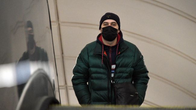 Мужчина в медицинской маске на одной из станций Московского метрополитена Мужчина в медицинской маске на одной из станций Московского метрополитена