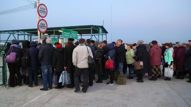 Люди на КПП Еленовка между Украиной и ДНР Люди на КПП Еленовка между Украиной и ДНР
