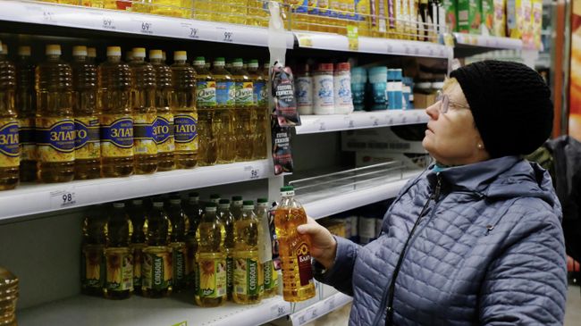 Покупательница в продуктовом магазине