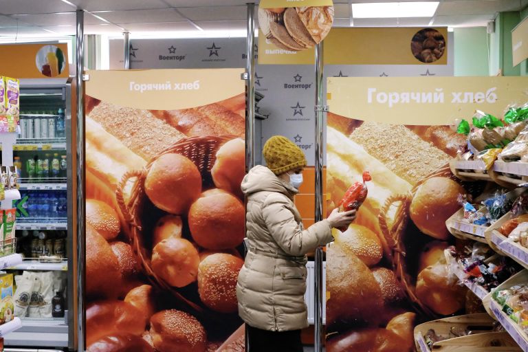 Покупательница в продуктовом магазине Москвы