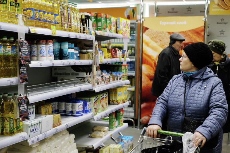 Покупательница в продуктовом магазине Москвы