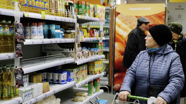 Покупательница в продуктовом магазине Москвы Покупательница в продуктовом магазине Москвы