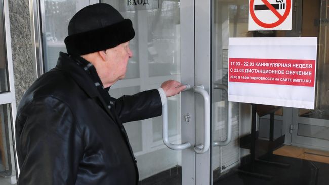 Мужчина на входе в здание Московского Государственного Технического Университета имени Н. Э. Баумана в Москве Мужчина на входе в здание Московского Государственного Технического Университета имени Н. Э. Баумана в Москве