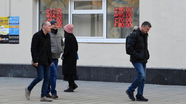 Табло курса обмена доллара и евро к рублю, фунта и франка к рублю на одной из улиц в Москве Табло курса обмена доллара и евро к рублю, фунта и франка к рублю на одной из улиц в Москве