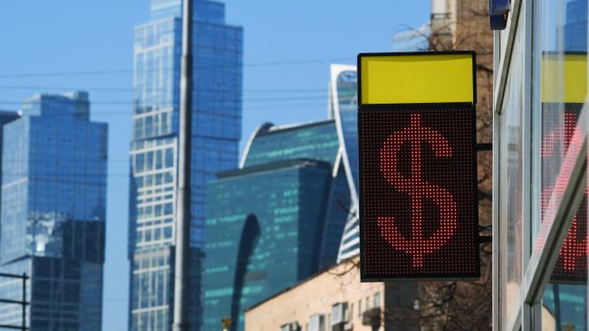 Табло с символикой доллара на обменном пункте в Москве Табло с символикой доллара на обменном пункте в Москве