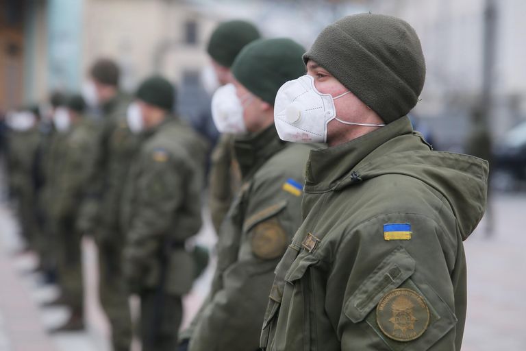 Сотрудники Национальной гвардии Украины в защитных масках Сотрудники Национальной гвардии Украины в защитных масках
