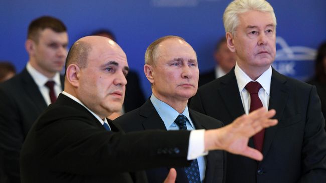 Президент РФ Владимир Путин во время знакомства с работой информационного центра по мониторингу ситуации с коронавирусом Президент РФ Владимир Путин во время знакомства с работой информационного центра по мониторингу ситуации с коронавирусом