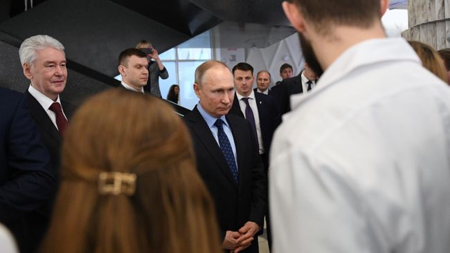 Президент РФ Владимир Путин во время знакомства с работой информационного центра по мониторингу ситуации с коронавирусом в Москве Президент РФ Владимир Путин во время знакомства с работой информационного центра по мониторингу ситуации с коронавирусом в Москве