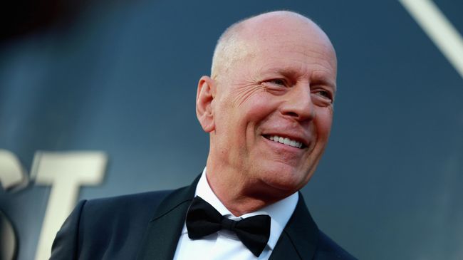 Актер Брюс Уиллис перед шоу в Comedy Central Roast of Bruce Willis в Hollywood Palladium Актер Брюс Уиллис перед шоу в Comedy Central Roast of Bruce Willis в Hollywood Palladium
