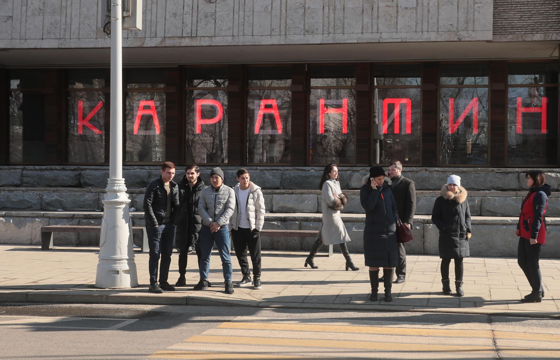 Прохожие возле Московского художественного академического театра ( МХАТ) имени М. Горького - РИА Новости, 1920, 08.06.2022