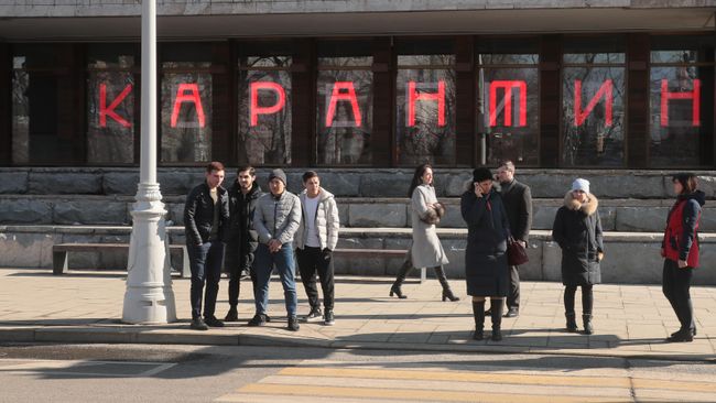 Прохожие возле Московского художественного академического театра ( МХАТ) имени М. Горького Прохожие возле Московского художественного академического театра ( МХАТ) имени М. Горького