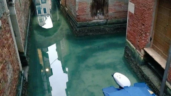 Чистая вода в венецианском канале Чистая вода в венецианском канале