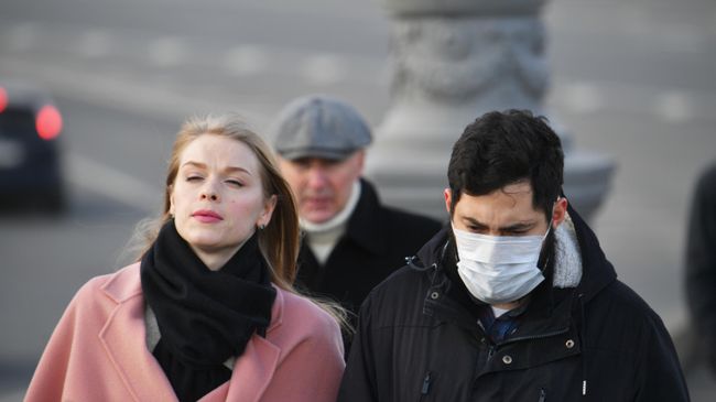 Прохожие на одной из улиц в Москве Прохожие на одной из улиц в Москве
