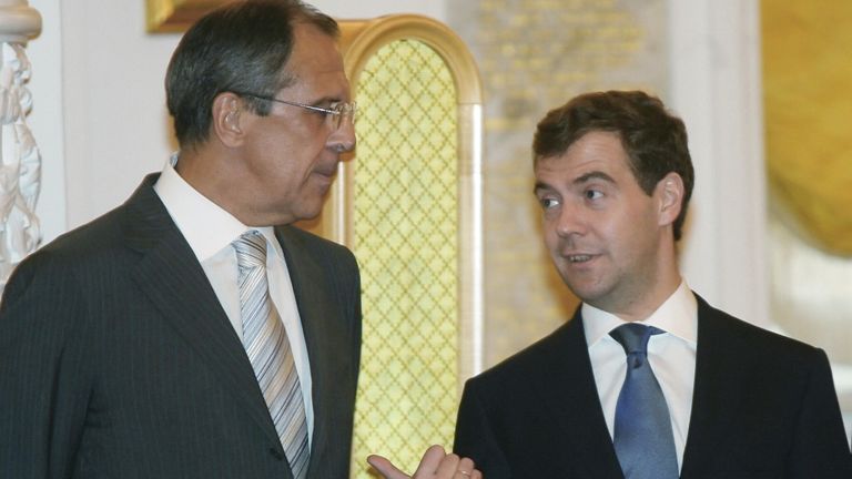 Министр иностранных дел России Сергей Лавров и первый вице-премьер РФ Дмитрий Медведев (слева направо) во время встречи в Кремле Министр иностранных дел России Сергей Лавров и первый вице-премьер РФ Дмитрий Медведев (слева направо) во время встречи в Кремле