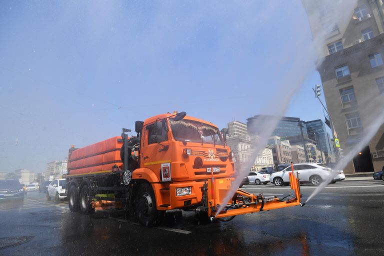 Аэрация воздуха и охлаждение дорожного покрытия в связи с жаркой погодой в Москве Аэрация воздуха и охлаждение дорожного покрытия в связи с жаркой погодой в Москве