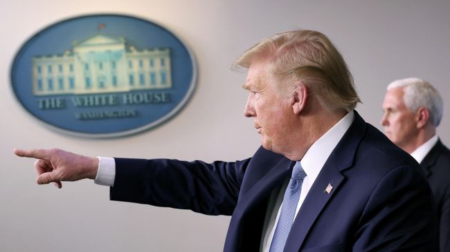 Президент США Дональд Трамп во время брифинга по борьбе с эпидемией коронавируса в Белом доме Президент США Дональд Трамп во время брифинга по борьбе с эпидемией коронавируса в Белом доме