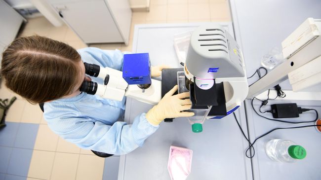 Сотрудница научно-исследовательской лаборатории 