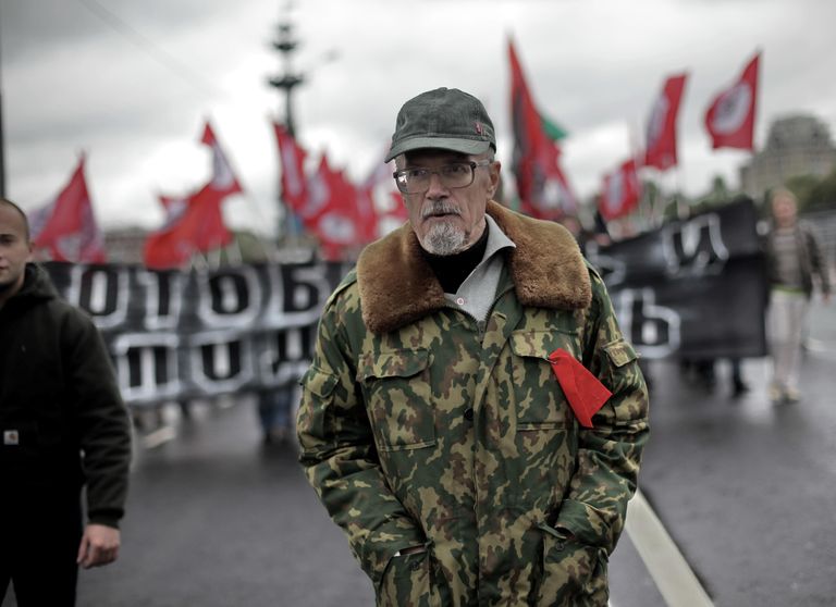 Писатель Эдуард Лимонов во время проведения марша протеста Антикапитализм-2012 в Москве Писатель Эдуард Лимонов во время проведения марша протеста Антикапитализм-2012 в Москве