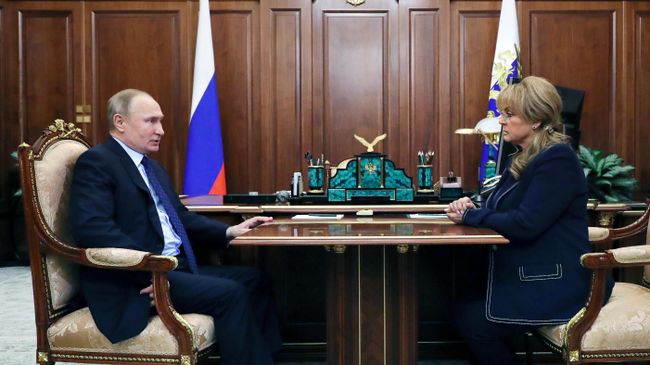 Президент РФ Владимир Путин и председатель ЦИК Элла Памфилова во время встречи Президент РФ Владимир Путин и председатель ЦИК Элла Памфилова во время встречи