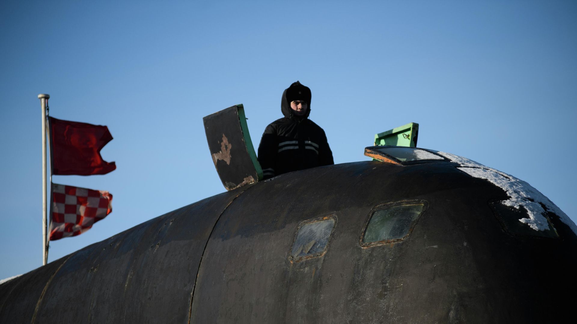 Моряк на ограждении боевой рубки атомной подводной лодки Северодвинск Моряк на ограждении боевой рубки атомной подводной лодки Северодвинск - РИА Новости, 1920, 26.02.2021