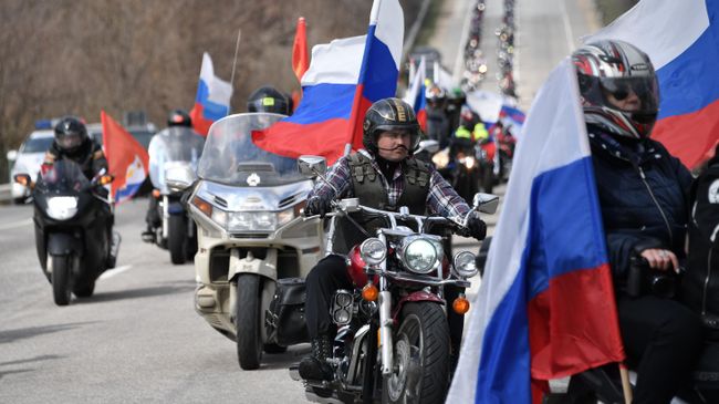 Участники автопробега в честь референдума и воссоединения полуострова с Россией, организованного мотоклубом Ночные волки, в Севастополе