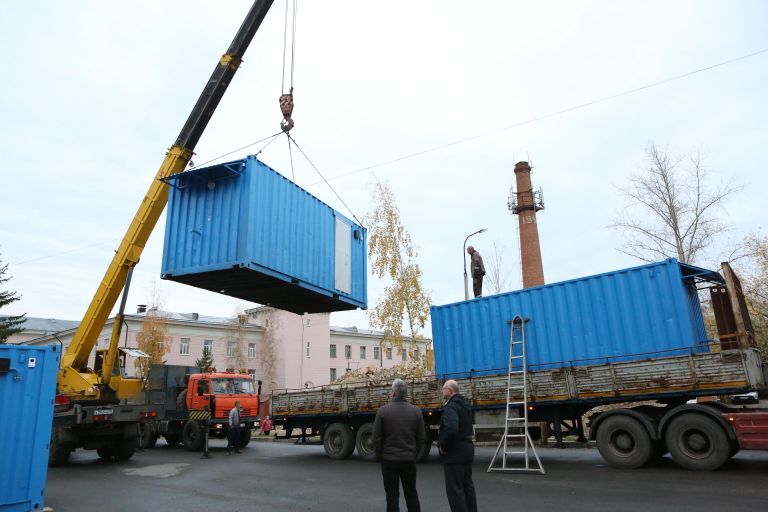 Оборудование системы водоочистки упаковано в железные блок-боксы