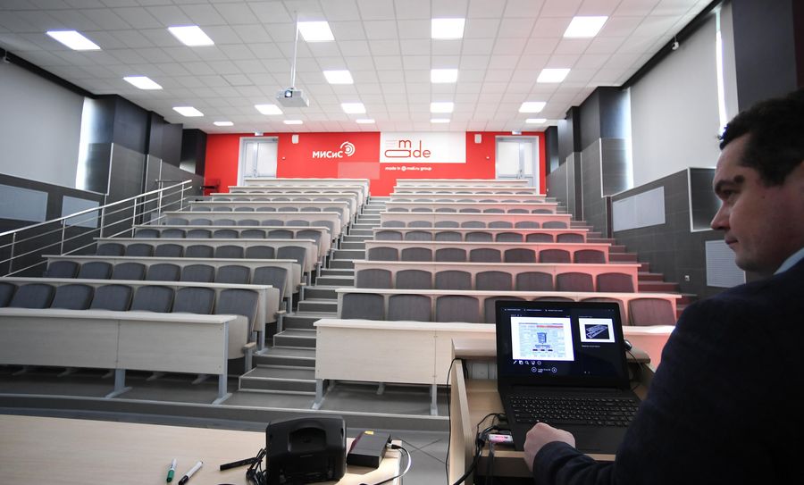 Преподаватель проводит онлайн урок в аудитории Национального исследовательского технологического университета МИСиС