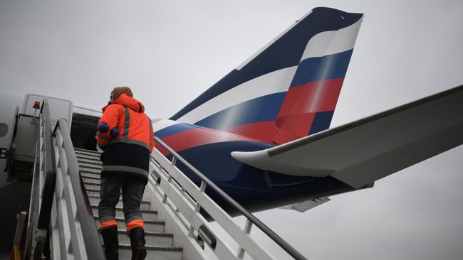 Самолет Airbus A350-900 в Международном аэропорту Шереметьево Самолет Airbus A350-900 в Международном аэропорту Шереметьево