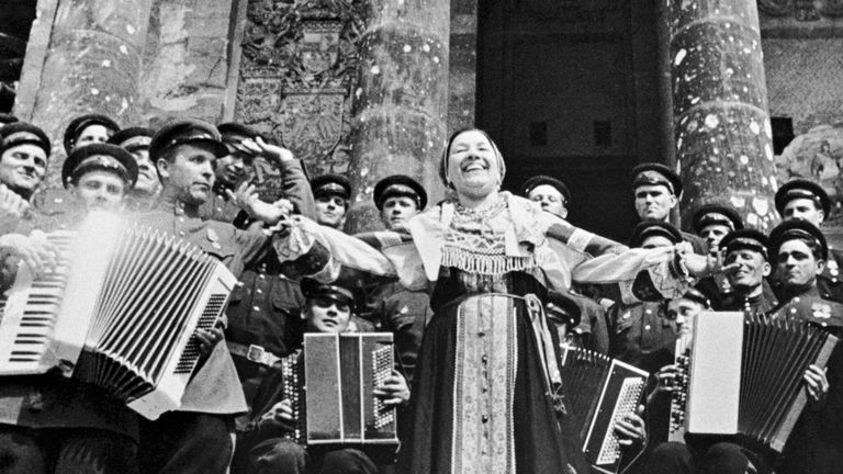 Народная артистка РСФСР Лидия Русланова выступает с концертом перед советскими воинами на ступенях рейхстага Народная артистка РСФСР Лидия Русланова выступает с концертом перед советскими воинами на ступенях рейхстага