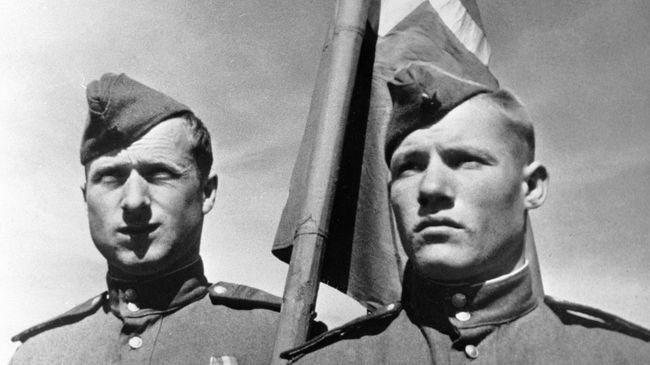 Советские солдаты Михаил Егоров (справа) и Мелитон Кантария , водрузившие Знамя победы над берлинским Рейхстагом в мае 1945 года Советские солдаты Михаил Егоров (справа) и Мелитон Кантария , водрузившие Знамя победы над берлинским Рейхстагом в мае 1945 года