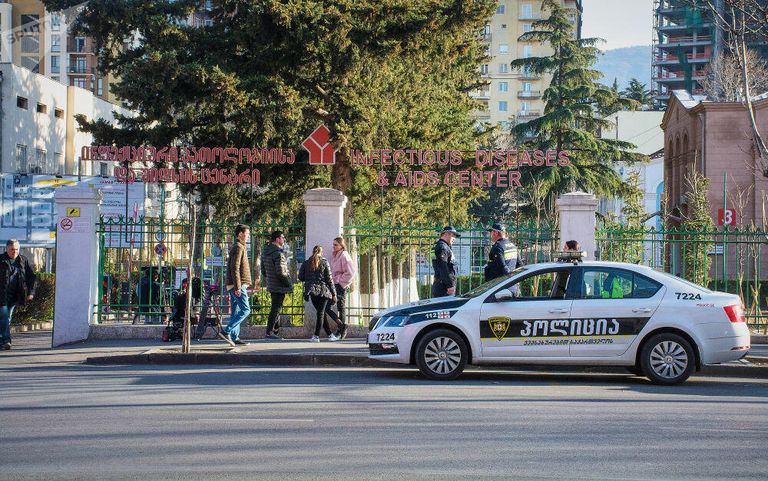 Сотрудники полиции дежурят возле здания Тбилисской инфекционной больницы
