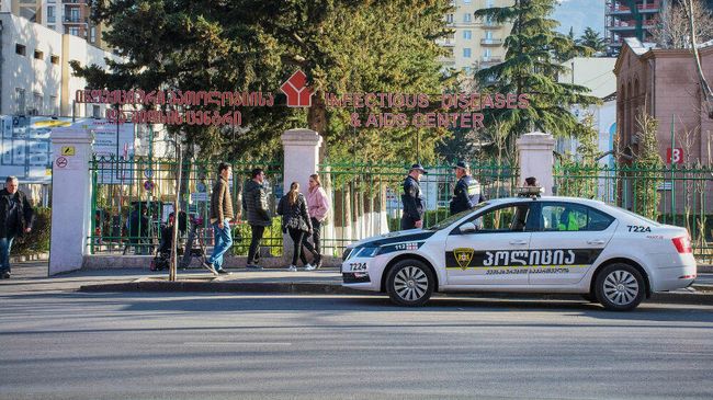 Сотрудники полиции дежурят возле здания Тбилисской инфекционной больницы Сотрудники полиции дежурят возле здания Тбилисской инфекционной больницы