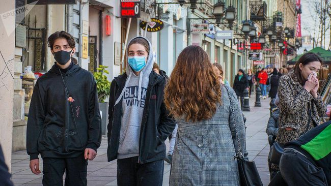 Прохожие в медицинских масках на улице Тбилиси Прохожие в медицинских масках на улице Тбилиси