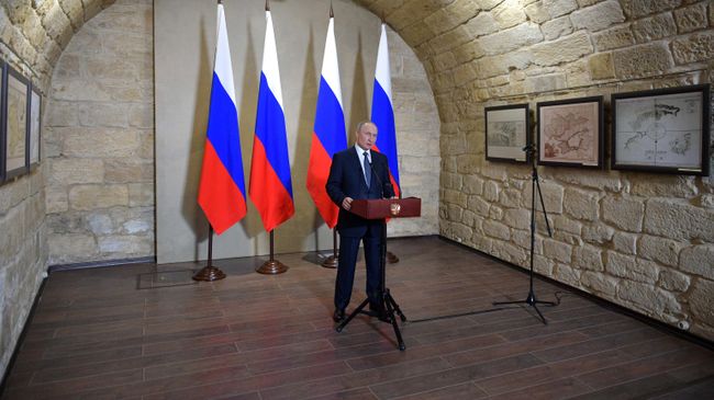 Президент РФ Владимир Путин выступает на встрече с общественностью в музейно-выставочном комплексе Константиновская батарея в Севастополе Президент РФ Владимир Путин выступает на встрече с общественностью в музейно-выставочном комплексе Константиновская батарея в Севастополе