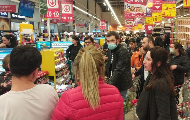Покупатели на кассах в супермаркете в Грузии