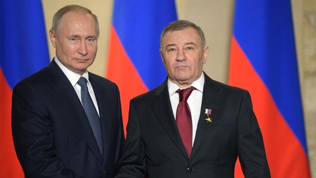Президент РФ Владимир Путин и предприниматель Аркадий Ротенберг, награжденный званием Герой Труда Президент РФ Владимир Путин и предприниматель Аркадий Ротенберг, награжденный званием Герой Труда