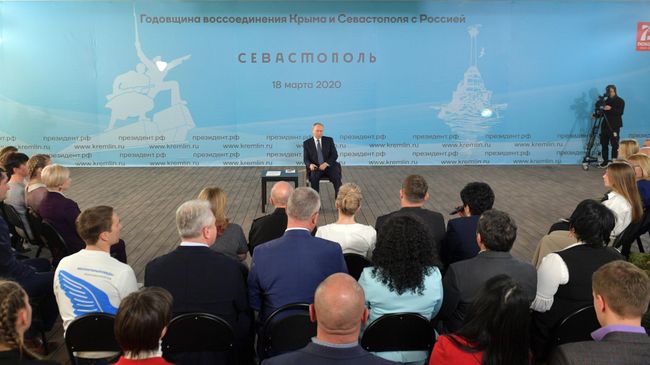 Президент РФ Владимир Путин во время встречи с общественностью в музейно-выставочном комплексе Константиновская батарея в Севастополе Президент РФ Владимир Путин во время встречи с общественностью в музейно-выставочном комплексе Константиновская батарея в Севастополе
