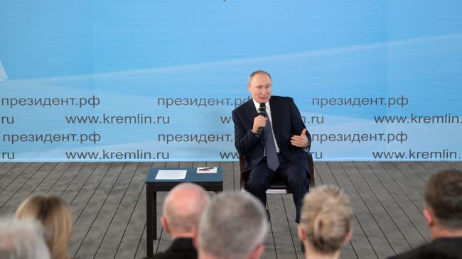  Президент РФ Владимир Путин во время встречи с общественностью в музейно-выставочном комплексе Константиновская батарея в Севастополе