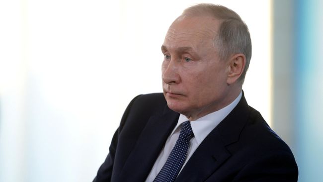 Президент России Владимир Путин во время встречи с общественностью в музейно-выставочном комплексе Константиновская батарея в Севастополе Президент России Владимир Путин во время встречи с общественностью в музейно-выставочном комплексе Константиновская батарея в Севастополе