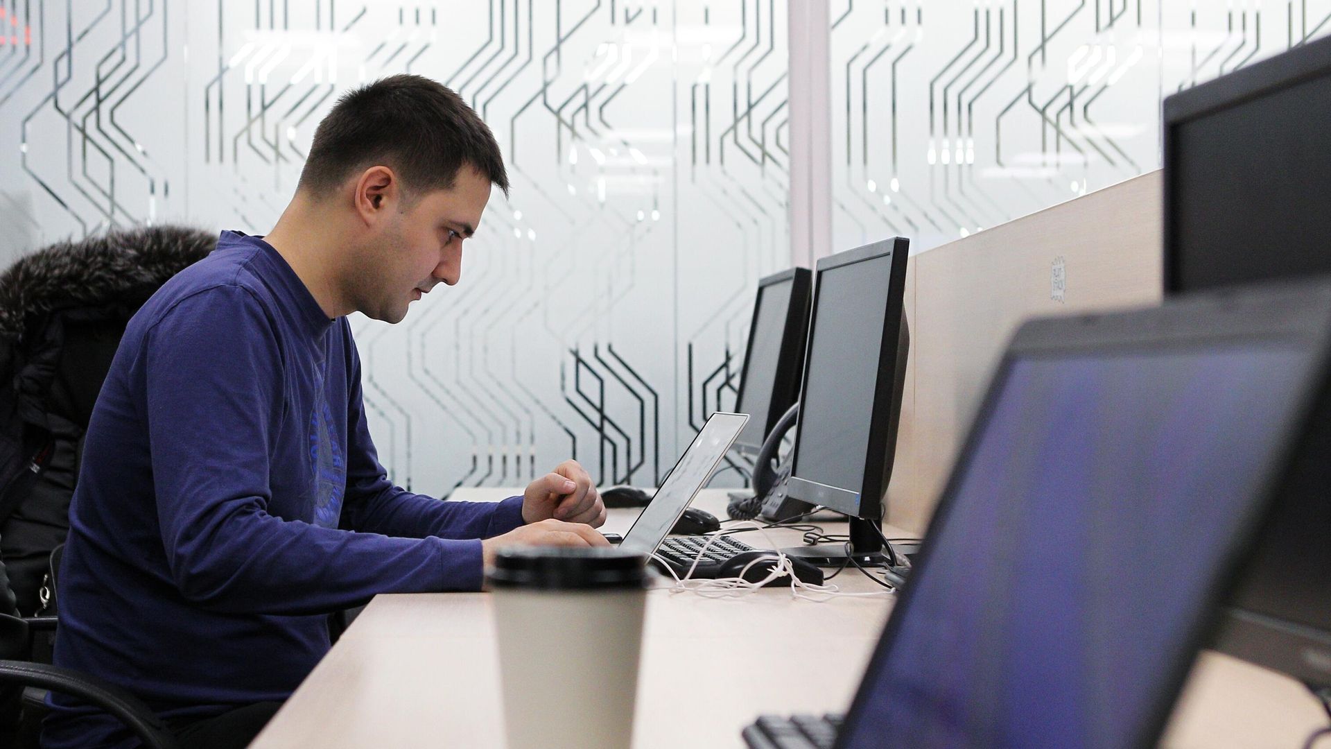 Мужчина работает за компьютером Мужчина работает за компьютером - РИА Новости, 1920, 01.09.2026