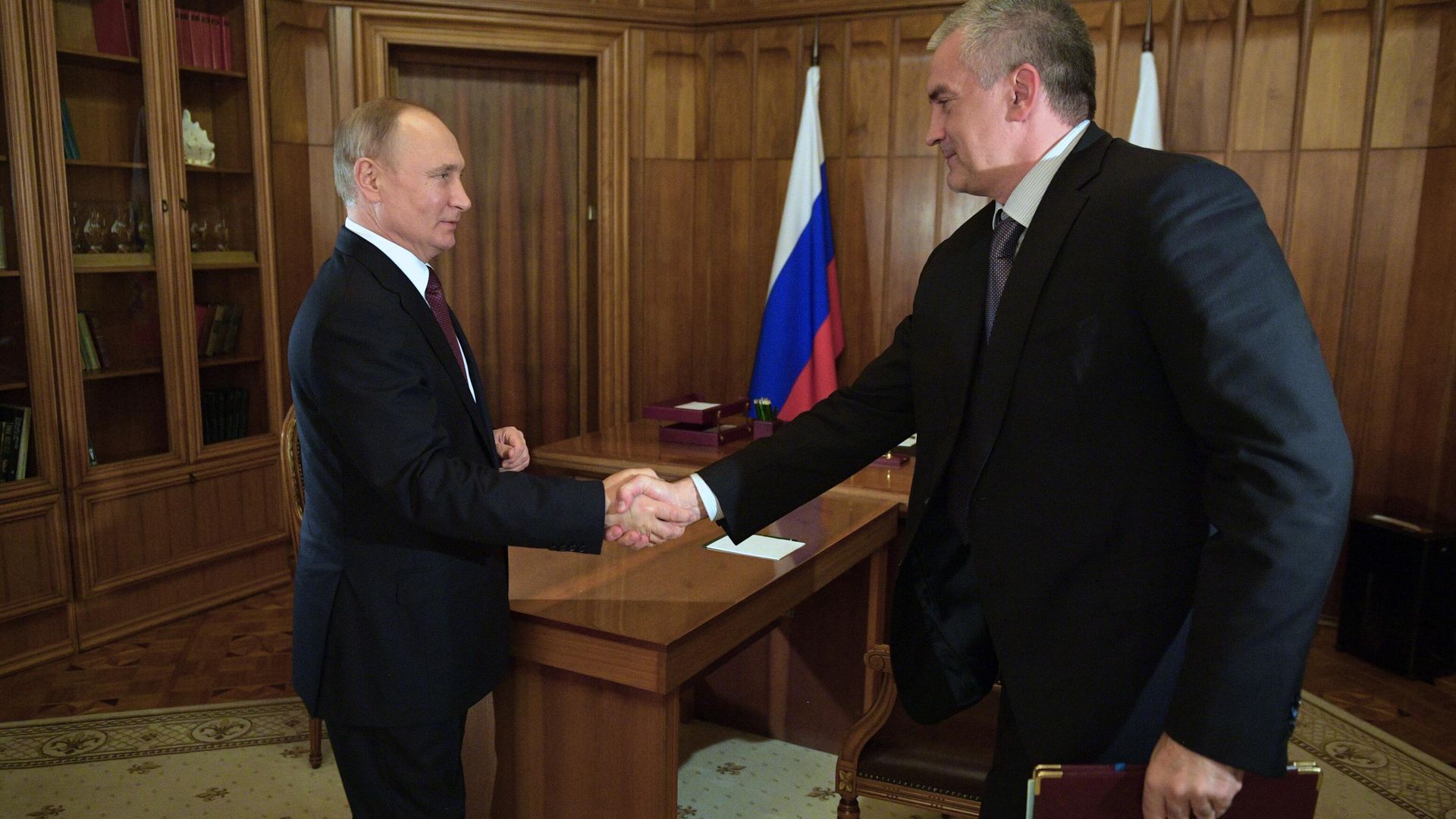Президент РФ Владимир Путин и глава Республики Крым Сергей Аксёнов Президент РФ Владимир Путин и глава Республики Крым Сергей Аксёнов - РИА Новости, 1920, 07.10.2024