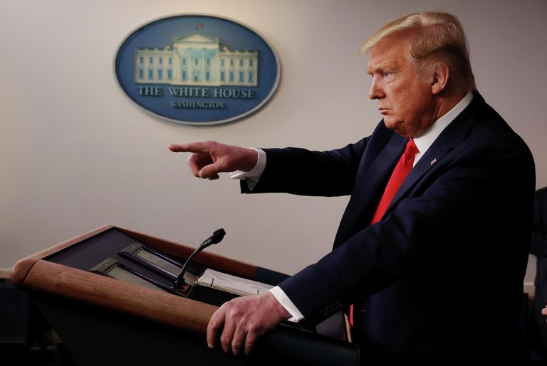 Президент США Дональд Трамп во время брифинга по борьбе с эпидемией коронавируса в Белом доме